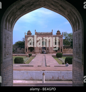 Itmad-ud-daulah tombe à travers la porte d'entrée Banque D'Images