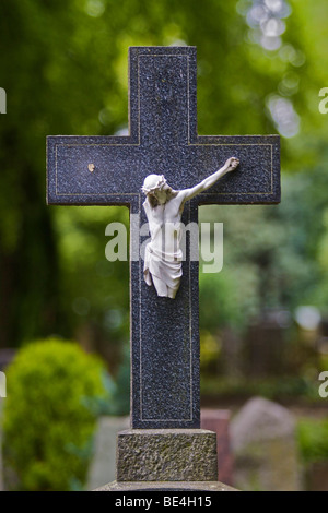 Croix de Pierre avec Christ cassé la figure sur une tombe du cimetière, du château de Bad Godesberg, Bonn, Berlin, Germany, Europe Banque D'Images