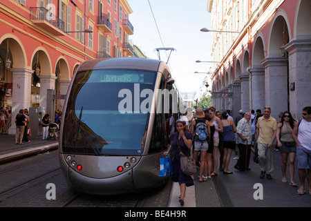 Tramway à la place Massena, arrêter le système public a commencé à courir en novembre 2007 nice sud de la france Banque D'Images