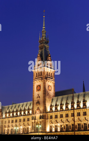 Hôtel de ville de Hambourg, illuminé la nuit, ville hanséatique de Hambourg, Allemagne, Europe Banque D'Images