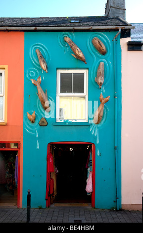 Dauphin en bois Sculptures sur House, Dingle Irlande Banque D'Images