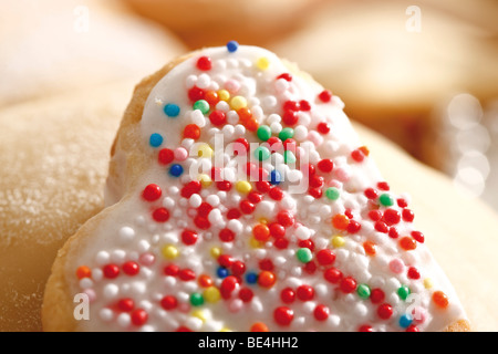 Heart-shaped cookie pâte brisée sucre avec des perles sur une boule de pâte Banque D'Images