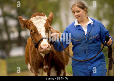 Les élèves à l'Oathall Community College à Irvine dans West Sussex UK bénéficient d'une ferme sur le terrain de l'école Banque D'Images