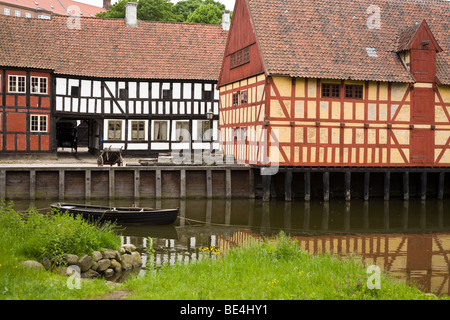 Maisons à colombages du vieux Nice. Une petite barque flotte tranquillement dans l'eau en face de rangées de maisons traditionnelles danoises. Banque D'Images