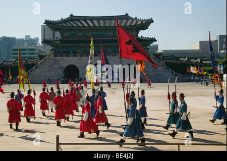 - Nombre de Corée, Séoul, Gyeongbokgung Palace, la relève de la Garde royale à Porte Gwanghwamun Banque D'Images