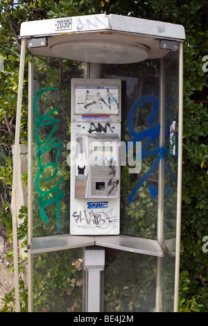 Boîte de téléphone public vandalisé avec Graffiti dans la station balnéaire de Lacanau Océan Atlantique sur la côte sud-ouest de la France Banque D'Images