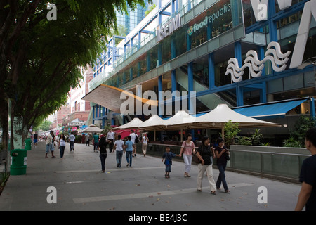 Les touristes et les habitants du shopping, Orchard Road, à Singapour, en Asie du sud-est Banque D'Images