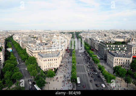 Vue panoramique de l'Arc de Triomphe, Avenue des Champs Elysées, Paris, France, Europe Banque D'Images