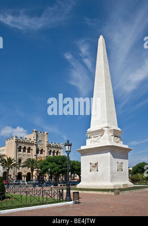 Plaça d'es Born, avec l'obélisque et l'Ajuntament (Mairie), Ciutadella, Menorca, Espagne. Banque D'Images