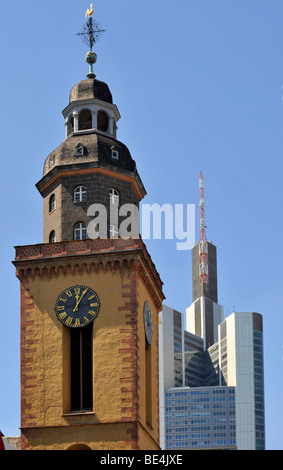 Tour de l'église de St Catherine en face de la tour de la Commerzbank, Frankfurt am Main, Hesse, Germany, Europe Banque D'Images