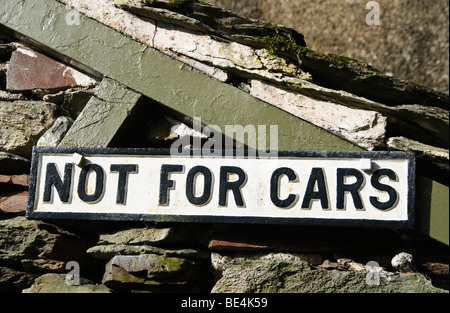 "Pas pour les voitures" signe sur le chemin de Grasmere à Easdale Tarn, Cumbria, Royaume-Uni Banque D'Images