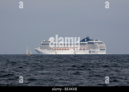 Bateau de croisière MSC Orchestra, laissant les Fjords de Kiel, Kiel, Schleswig-Holstein, Allemagne du Nord, l'Allemagne, de l'Europe Banque D'Images