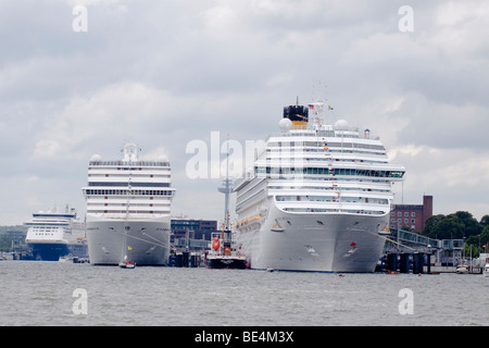 Les navires de croisière, MSC Orchestra, à gauche, et le Costa Magica dans le port de Kiel, Kiel, Schleswig-Harbor, Nord de l'Allemagne, l'Europe Banque D'Images