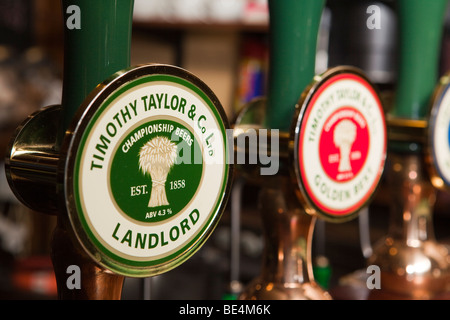 Royaume-uni, Angleterre, dans le Yorkshire, Haworth, Timothy Taylors locateur clip pompe manuelle de la bière Banque D'Images