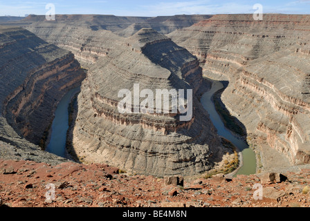 Boucle de méandre de la Rivière San Juan, creusées dans le canyon-comme dans différentes strates, Goosenecks State Park, Utah, USA Banque D'Images