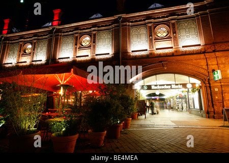 S-Bahnhof Hackescher Markt avec restaurants avec terrasse la nuit, Mitte, Berlin, Germany, Europe Banque D'Images