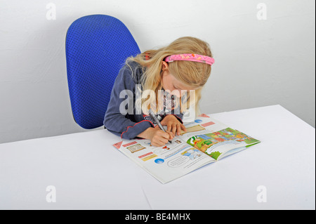 Jeune écolière fait ses devoirs Banque D'Images