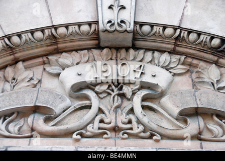 Portrait de pierre de style édouardien de décoration à l'extérieur d'un bâtiment britannique construit en 1904 Banque D'Images