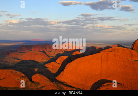 Vue aérienne de Kata Tjuta, les Olgas en face d'Uluru, Ayers Rock au coucher du soleil, Parc National d'Uluru-Kata Tjuta, Nord Territor Banque D'Images