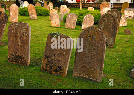 Vieilles pierres tombales dans le cimetière, Church Lane, Hemingford Abbots, Cambridgeshire, Angleterre, Royaume-Uni, Europe Banque D'Images