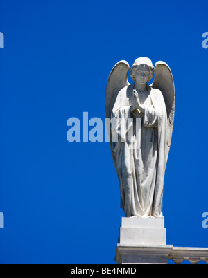 Une statue d'un ange blanc Prière à Notre Dame de Fatima Basilica dans Fatima, au Portugal. Banque D'Images