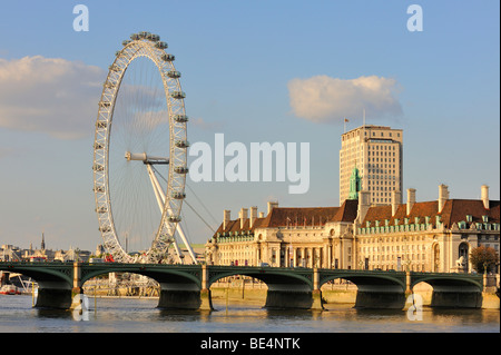 Vue sur la Tamise à Westminster Bridge et les 135 mètres de haut London Eye ou roue du millénaire, London, England, United Kingd Banque D'Images