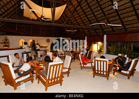 Hall de l'hôtel avec des invités dans la soirée, illuminée, les Maldives island, South Male Atoll, Maldives, Achipelago, Asie, Océan Indien Banque D'Images