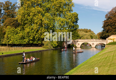 Les gens de plates sur la rivière Cam, dans le centre de Cambridge Banque D'Images