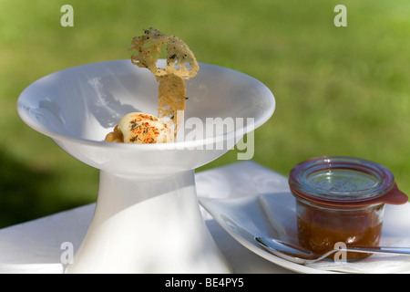 Queijo de Ovelha Curado : fromage fondu avec du pain grillé et chutney de potiron, plat en chef, Hans Neuner, Ocean Restaurant, Hotel Banque D'Images