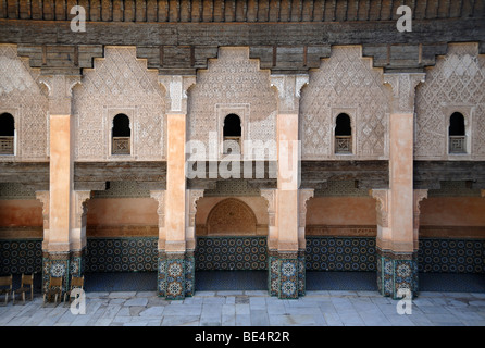 Façade de la Madrasa Ben Yousef (1564-65), Ali Ben Youssef Medersa, Medresse ou École coranique islamique, Marrakech, Maroc Banque D'Images