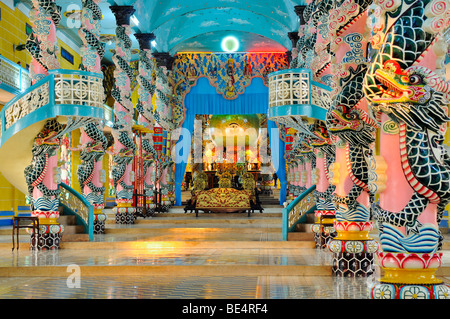 Atrium et autel avec le sanctuaire dans le temple de Cao Dai, Tay Ninh, Vietnam, Asie Banque D'Images