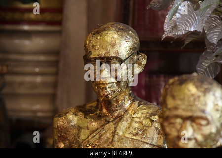 Tête d'une statue d'un moine bouddhiste, couverts de feuilles d'or et de porter des lunettes, Wat Phra Sing, Chiang Mai, Thaïlande du Nord, Banque D'Images