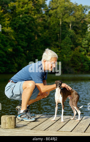 Homme plus âgé de lévier italien pour enfants sur un quai au bord du Lac Banque D'Images