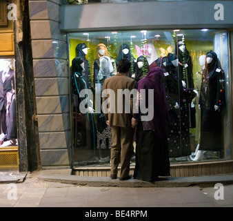 Un couple window shopping au Caire Banque D'Images