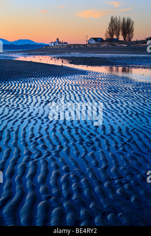 Dans les crêtes de sable à Seattle's Discovery Park. Marée basse expose une large plage avec le phare de West Point dans l'arrière-plan. Banque D'Images