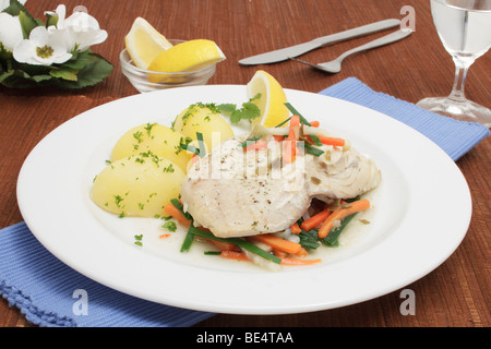 Filet de lieu noir à la vapeur sur un lit de légumes colorés avec des pommes de terre Banque D'Images