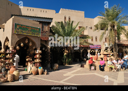 Section touristique avec des boutiques de souvenirs au Souk de Nizwa, Hajar al Gharbi Montagnes, Dhakiliya Région, Sultanat d'Oman, l'Arabie, Midd Banque D'Images