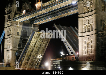 Du Pont a ouvert la nuit pour laisser passer les véhicules d'expédition, le Tower Bridge, St Katherine's Way, Londres, Angleterre, Royaume-Uni, E Banque D'Images