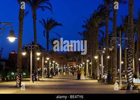 Élégante promenade pour le shopping et les promenades, dattiers, soir, éclairé, réverbères, Yussuf Afifi road, Hurghada, Egyp Banque D'Images