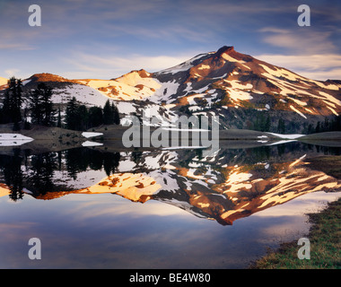La lumière du matin sur les lacs du sud du vert Soeur, trois Sœurs désert Oregon USA Banque D'Images