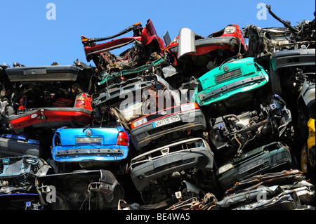 Voitures anciennes sur un junkyard Banque D'Images