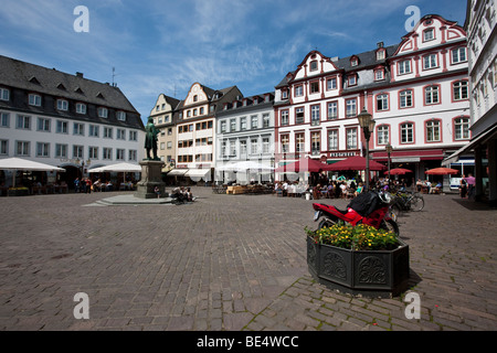 Les touristes assis dans un café sur la place Jesuitenplatz, Koblenz, Rhénanie-Palatinat, Allemagne, Europe Banque D'Images