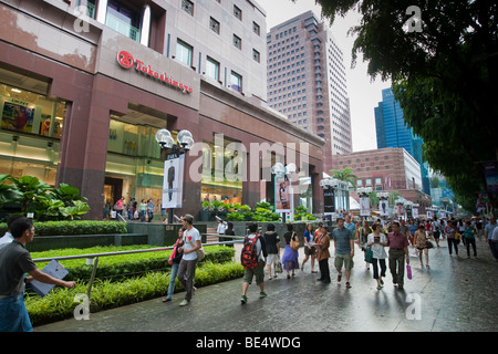 Les touristes et les habitants du shopping, Orchard Road, à Singapour, en Asie du sud-est Banque D'Images