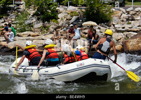 Spectateurs regardant le rafting sur la rivière Ocoee dans Polk County, Ohio Banque D'Images