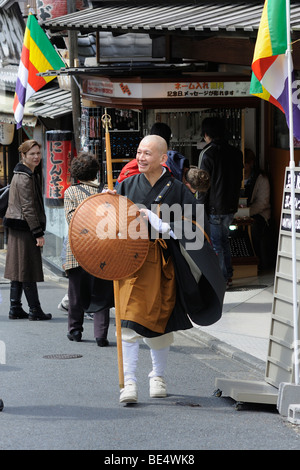 Pilgrim moine au temple Kiyomizu-dera, dans la vieille ville, Kyoto, Japon, Asie Banque D'Images