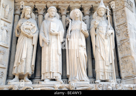 Saint statues, détail de l'entrée du portail de la cathédrale gothique Notre-Dame de Paris, Paris, France, Europe Banque D'Images