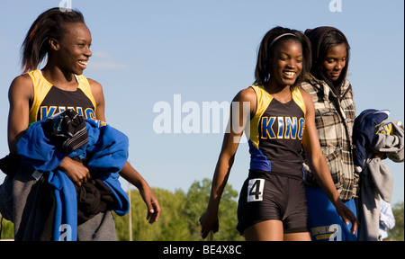 Les membres de l'Rufus King High School équipe relais sont tout sourire après leur course. Banque D'Images