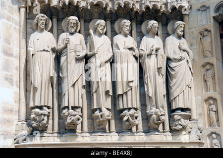 Saint statues, détail sur le portail d'entrée de la cathédrale gothique Notre-Dame de Paris, Paris, France, Europe Banque D'Images