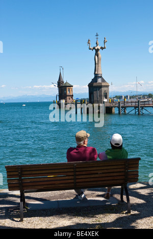 Les retraités à la recherche à l'Imperia statue, par Peter Lenk, constance, le lac de Constance, Bade-Wurtemberg, Allemagne, Europe Banque D'Images