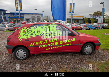 Voiture rouge sur l'avant-cour publicité £2000 offre sur Uk à la casse Bristol UK Banque D'Images